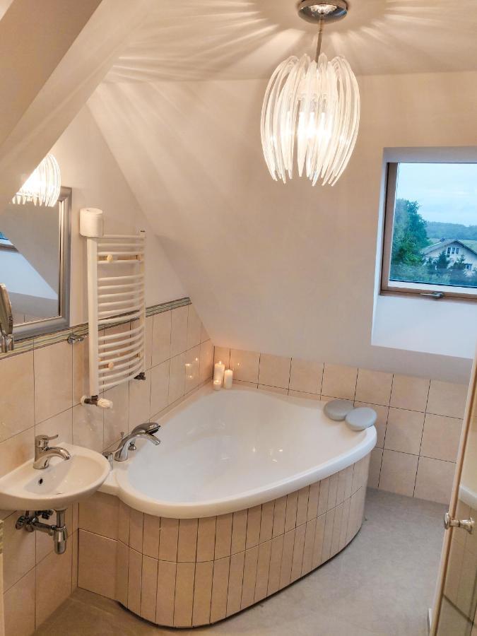 Dom Weselny Pod Kasztanem Hotell Luban Exteriör bild
